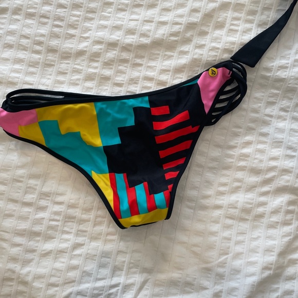 BNC Volcom bikini - Picture 5 of 5